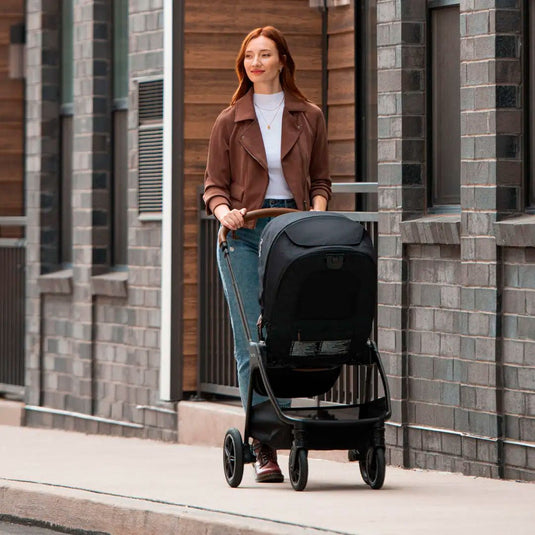 Coche paseador con portabebés "Triv Next", con espaldar reclinable, arnés de seguridad de 5 puntos, barra de empuje ajustable y detalles en cuero sintético - Nuna