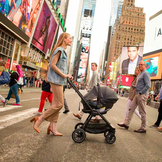 Coche paseador con portabebés "Triv Next", con espaldar reclinable, arnés de seguridad de 5 puntos, barra de empuje ajustable y detalles en cuero sintético - Nuna