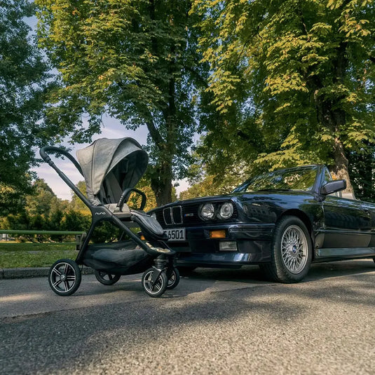 Coche paseador TRIV next BMW Collection convertible en travel system, con suspensión en todas las ruedas, asiento reversible all-season y freno de un toque - Nuna