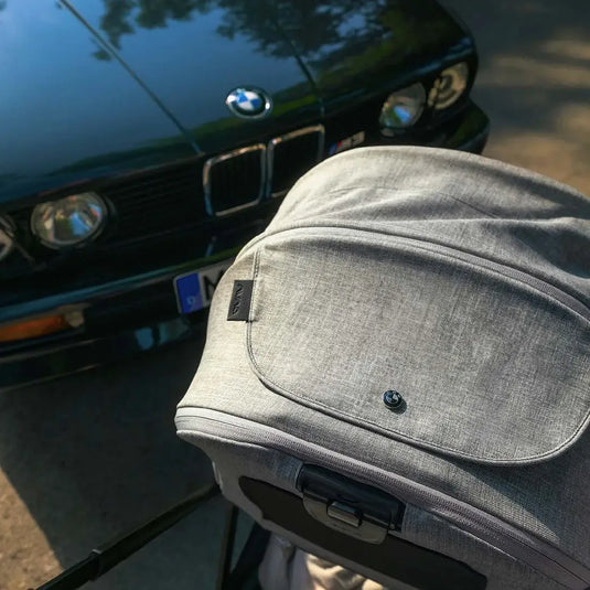 Coche paseador TRIV next BMW Collection convertible en travel system, con suspensión en todas las ruedas, asiento reversible all-season y freno de un toque - Nuna