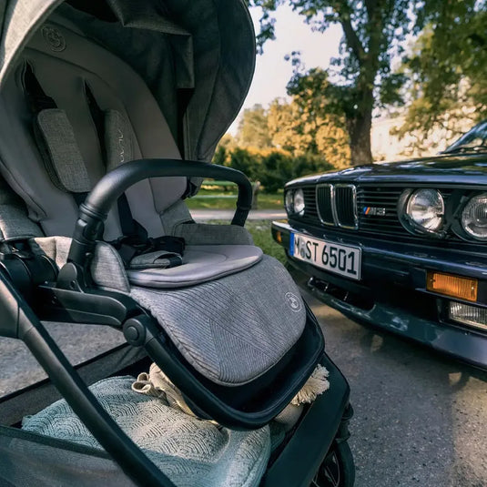 Coche paseador TRIV next BMW Collection convertible en travel system, con suspensión en todas las ruedas, asiento reversible all-season y freno de un toque - Nuna