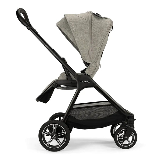 Coche paseador TRIV next BMW Collection convertible en travel system, con suspensión en todas las ruedas, asiento reversible all-season y freno de un toque - Nuna