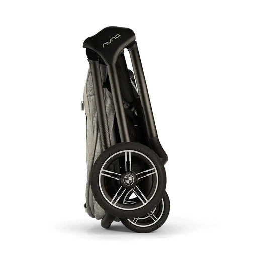 Coche paseador TRIV next BMW Collection convertible en travel system, con suspensión en todas las ruedas, asiento reversible all-season y freno de un toque - Nuna