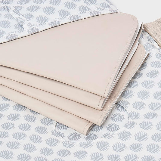 Organizador con cambiador portátil en poliéster reciclado, portadocumentos de bebé de cuidado diseño, cuenta con compartimentos interiores para una mejor organización, cierre con velcro, exterior textil con efecto acolchado - Mayoral