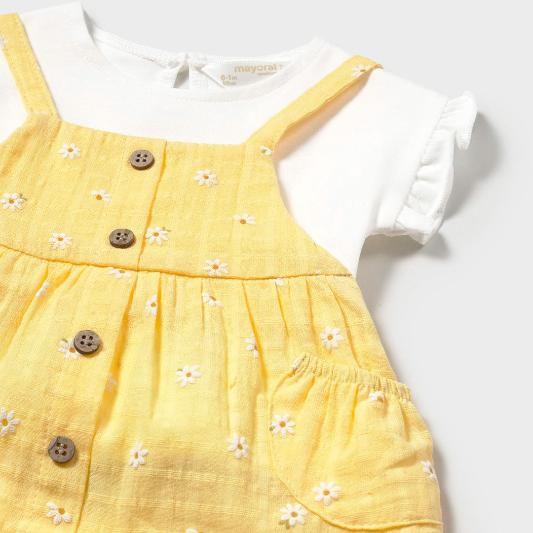 Conjunto blusa blanca y Overall amarillo florecitas, cierre por botones, con dos bolsillos, blusa en tela transpirable con boleros en las mangas - Mayoral