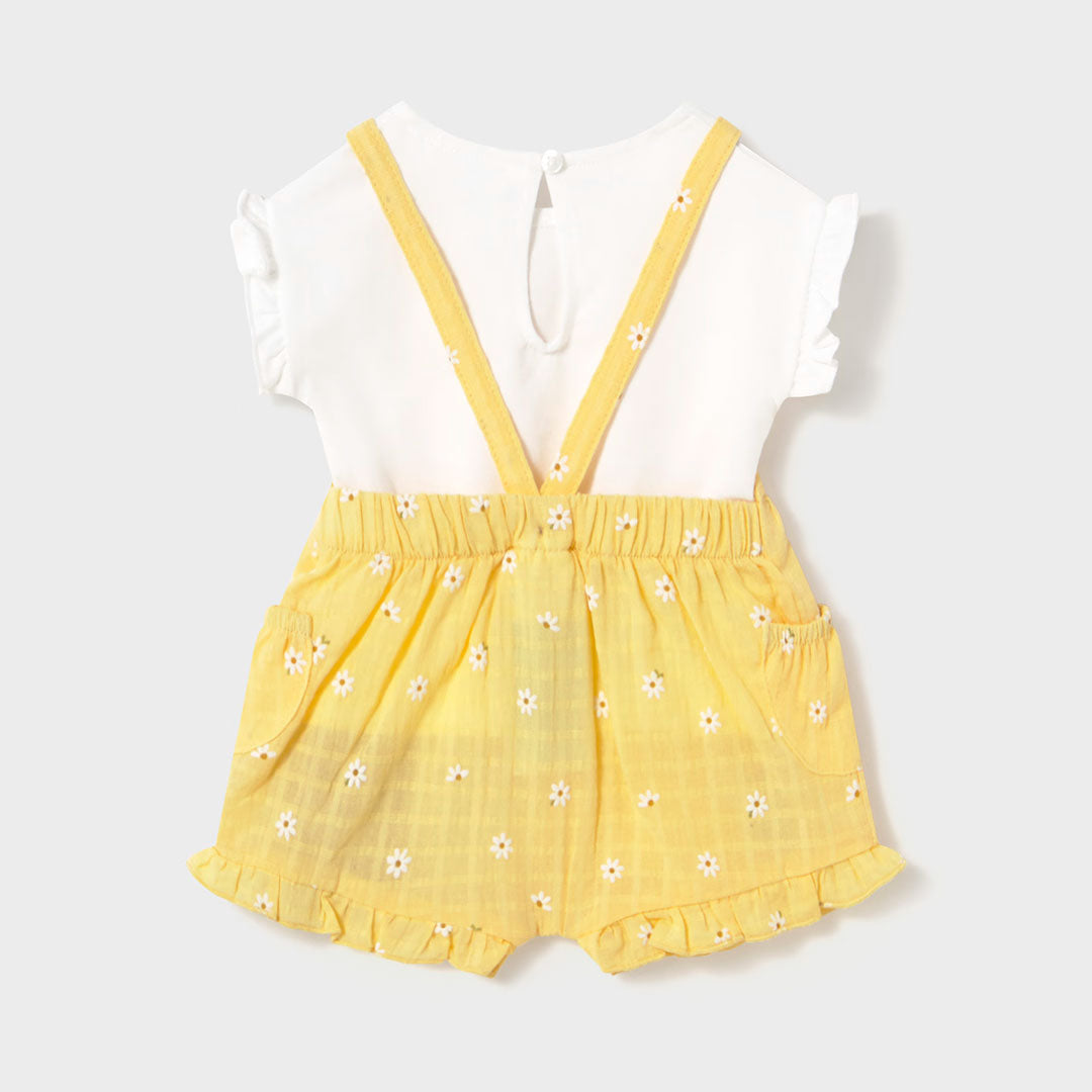 Conjunto blusa blanca y Overall amarillo florecitas, cierre por botones, con dos bolsillos, blusa en tela transpirable con boleros en las mangas - Mayoral