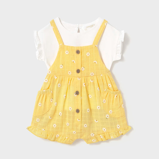 Conjunto blusa blanca y Overall amarillo florecitas, cierre por botones, con dos bolsillos, blusa en tela transpirable con boleros en las mangas - Mayoral