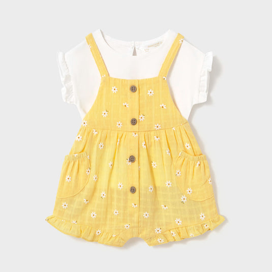 Conjunto blusa blanca y Overall amarillo florecitas, cierre por botones, con dos bolsillos, blusa en tela transpirable con boleros en las mangas - Mayoral