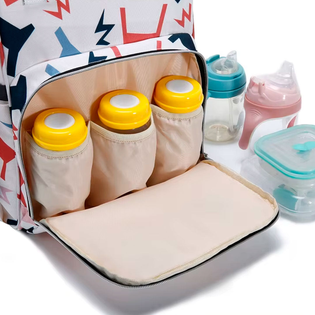 Pañalera multifuncional blanca con estampado, bolso tipo morral, cuenta con múltiples bolsillos indienprdientes, bolsillos térmicos, correas ajustables, amplio almacenamiento - Color & Life
