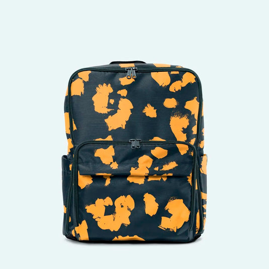 Pañalera morral multifuncional con diseños estampados, con múltiples compartimientos ideales para todo lo del bebé y espacios muy prácticos para los padres, hecha en 50% lona reciclada hecha en Colombia - ANTO