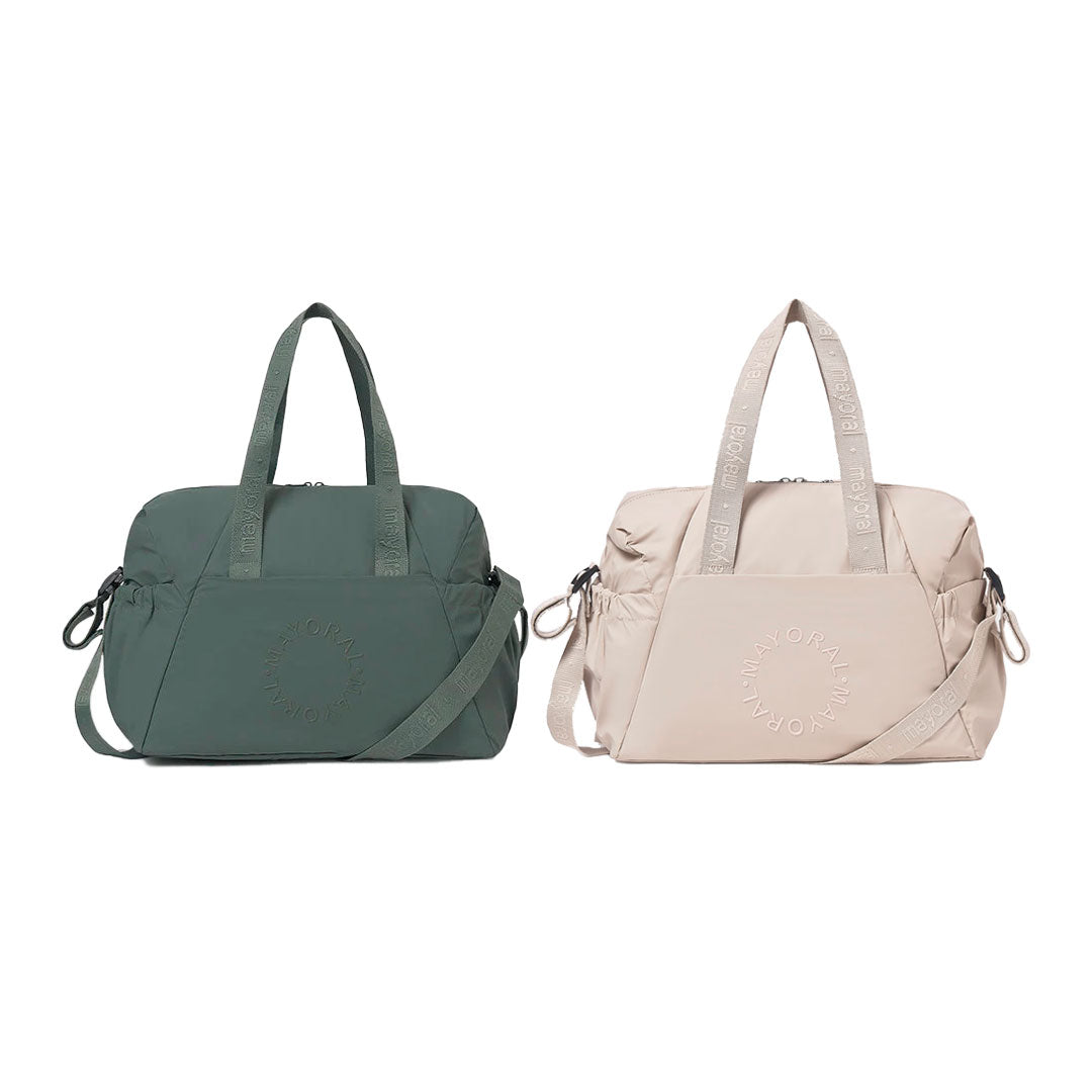 Bolso pañalera moderno con exterior de polipiel, espacioso, bolsillos en los laterales, con bolsillos interiores que permiten una mejor organización, incluye un asa larga desmontable para llevar como bandolera - Mayoral