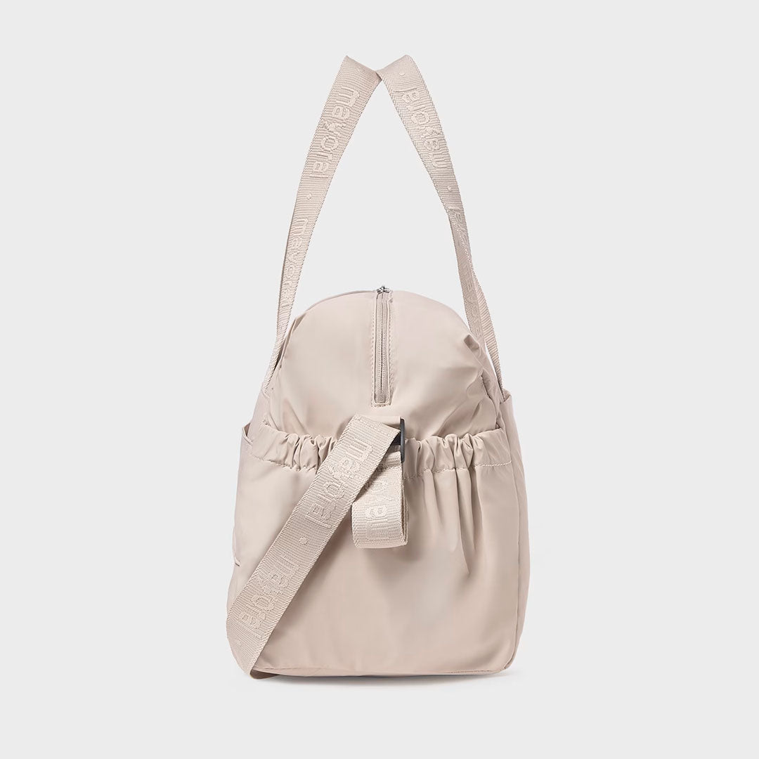Bolso pañalera moderno con exterior de polipiel, espacioso, bolsillos en los laterales, con bolsillos interiores que permiten una mejor organización, incluye un asa larga desmontable para llevar como bandolera - Mayoral