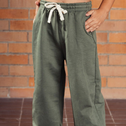 Pantalón verde militar con estampado trébol amarillo, hecho en tela de alta calidad, resístete y suave al tacto, con detalle en la parte de atrás: una hilera de tréboles amarillos - LOBSTER mini