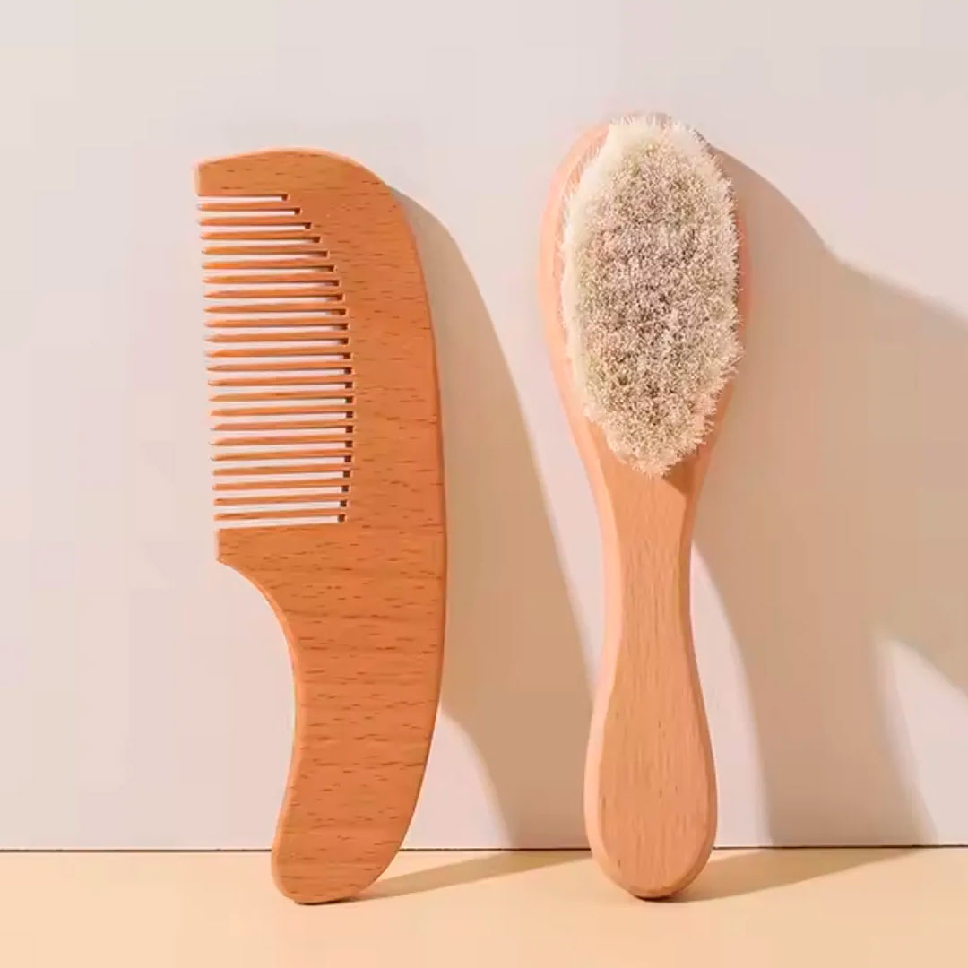 Set x2 piezas de peine y cepillo en bambú para bebé, juego para el cuidado del cabello, con mango ergonómico, hecho en madera suave - Kokibebe