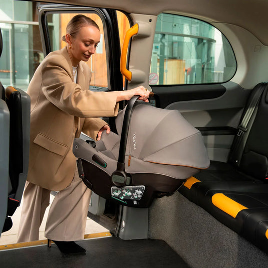 Silla para carro con sistema ISOFIX sin base  PIPA™ URBN, innovadora instalación sin base, con una capota UPF 50+ integral, reposacabezas y funda, compatible con todos los coches de Nuna, homologada TUV para viajar en avión usando el cinturón - Nuna