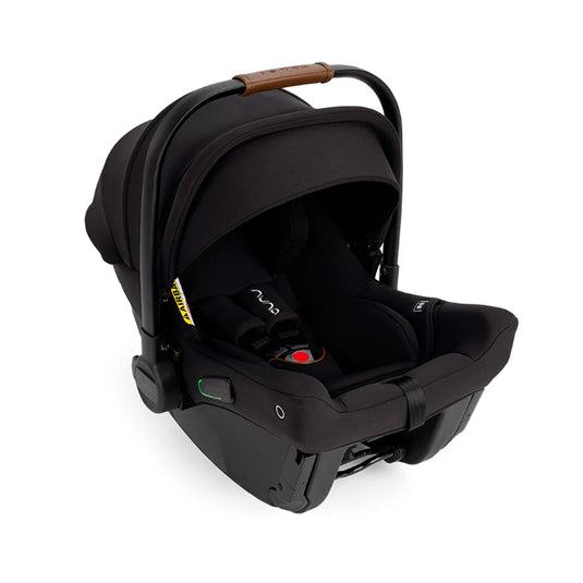 Silla para carro con sistema ISOFIX sin base  PIPA™ URBN, innovadora instalación sin base, con una capota UPF 50+ integral, reposacabezas y funda, compatible con todos los coches de Nuna, homologada TUV para viajar en avión usando el cinturón - Nuna