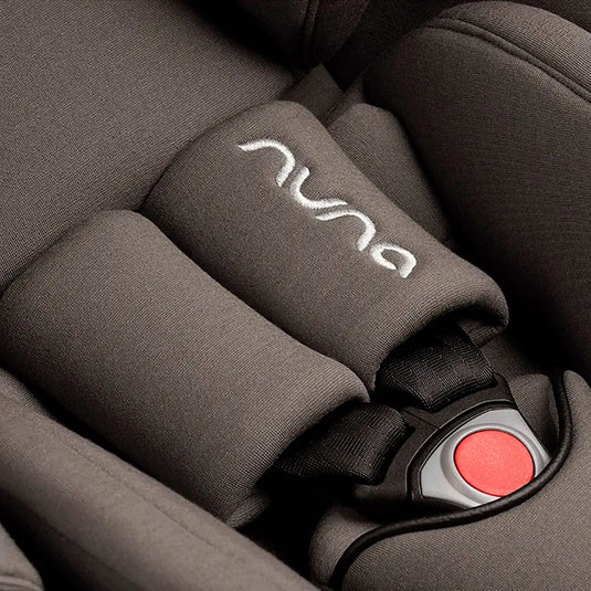 Silla para carro con sistema ISOFIX sin base  PIPA™ URBN, innovadora instalación sin base, con una capota UPF 50+ integral, reposacabezas y funda, compatible con todos los coches de Nuna, homologada TUV para viajar en avión usando el cinturón - Nuna