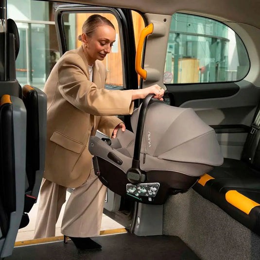 Silla para carro con sistema ISOFIX sin base  PIPA™ URBN, innovadora instalación sin base, con una capota UPF 50+ integral, reposacabezas y funda, compatible con todos los coches de Nuna, homologada TUV para viajar en avión usando el cinturón - Nuna