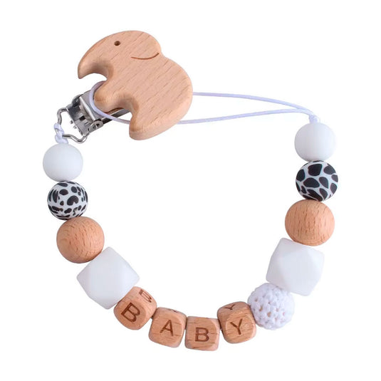 Portachupas con detalles en madera tallada para bebé, con figura de adorno en el gancho, cadena libre de BPA para chupete, soporte en clip para la ropa - Only Baby