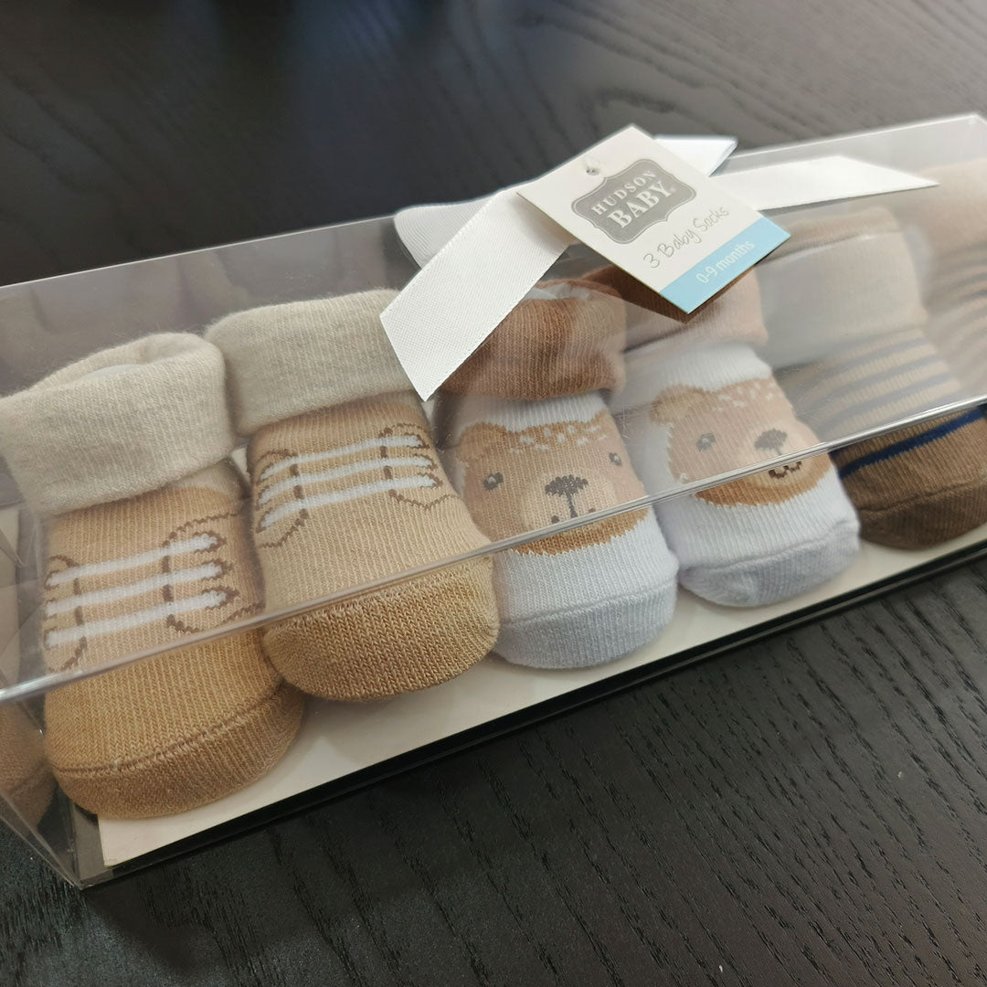 Set de 3 pares de medias para bebé, medias hechas de material suave antialérgico, con diseños y colores llamativos para tu bebé, ideales para el día a día, en caja lista para regalar - Hudson Baby