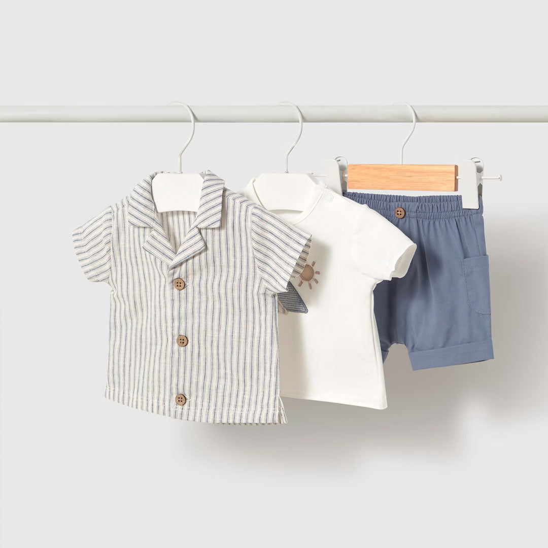 Conjunto de 3pz camisa manga corta a rayas, camiseta blanca en tela ligera y transpirable, short con resorte en cadera, colores suaves para el calor - Mayoral