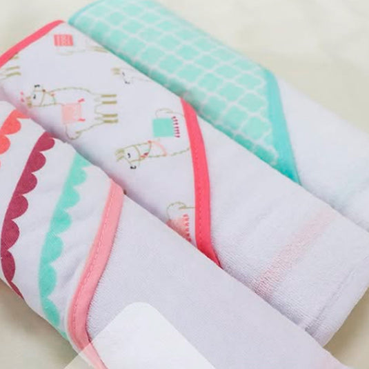 Set de toallas con capucha x3 unidades, hecha en algodón y poliéster absorbente, diseños variados llamativos para tu bebé - Hudson Baby