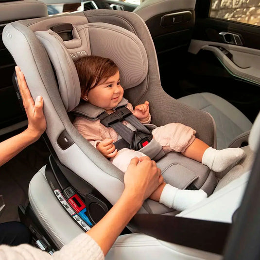 Silla de seguridad para carro RAVA, de inclinación y reposacabezas ajustables, fácil instalación, portavasos, de tela transpirable, con certificación - Nuna