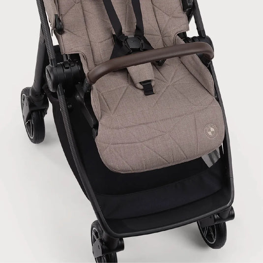Coche paseador SWIV BMW Collection con rotación 360° en las cuatro ruedas, asiento reversible, chasis de fibra de carbono y plegado compacto - Nuna