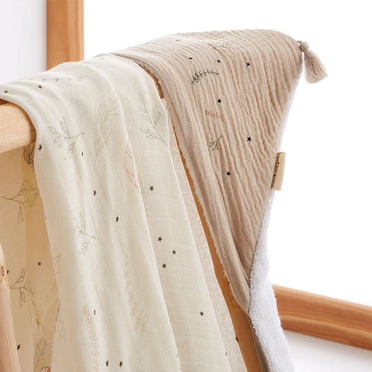 Toalla con capucha en cajita de regalo para bebé, adorables diseños bordados en la capucha, toalla de gran capacidad de absorción, hecha en material de textura suave al tacto con la piel - Bimbidreams