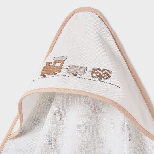 Toalla con capucha diseño de trencito para bebé, tipo capa de diseño envolvente con la que podrás secar y abrigar a tu bebé después del baño, hecha 100% en algodón - Mayoral