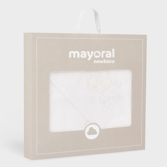 Toalla de baño blanca con capucha para bebé, con diseño bordado de florecitas en la capucha, hecha 100% en algodón, capa con diseño envolvente con la que podrás secar y abrigar a tu bebé después del baño - Mayoral