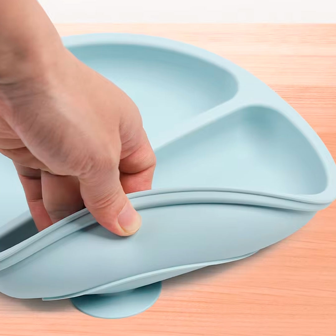 Vajilla 7pz en silicona grado alimenticio, 100% libre de BPA, cubiertos de silicona suave con mango en madera, adhesión a superficie plana, con babero recolector