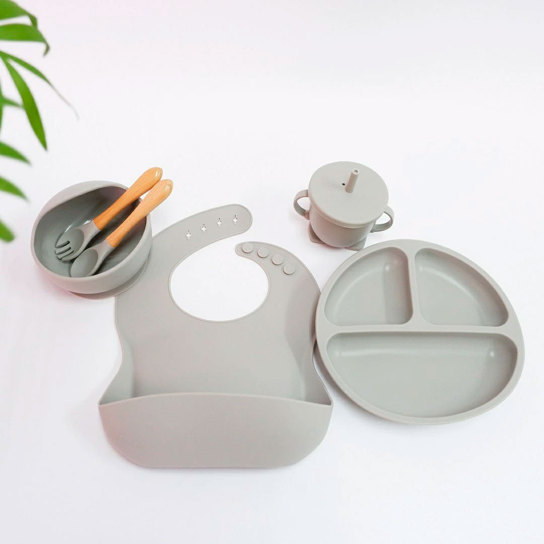 Vajilla 7pz en silicona grado alimenticio, 100% libre de BPA, cubiertos de silicona suave con mango en madera, adhesión a superficie plana, con babero recolector