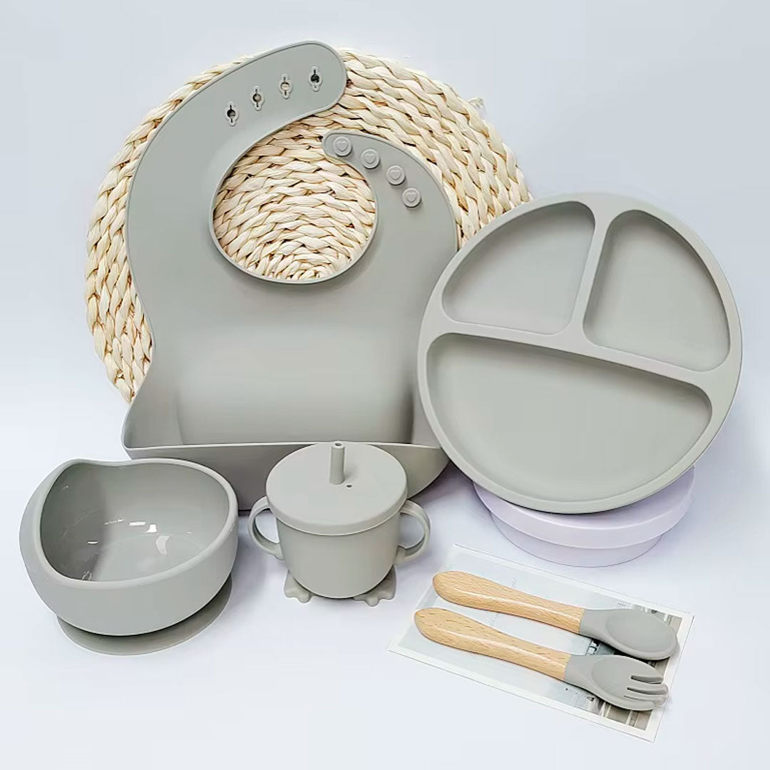 Vajilla 7pz en silicona grado alimenticio, 100% libre de BPA, cubiertos de silicona suave con mango en madera, adhesión a superficie plana, con babero recolector
