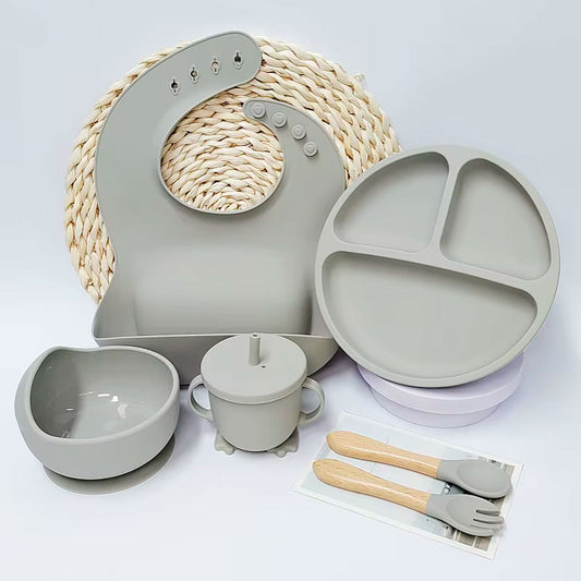 Vajilla 7pz en silicona grado alimenticio, 100% libre de BPA, cubiertos de silicona suave con mango en madera, adhesión a superficie plana, con babero recolector