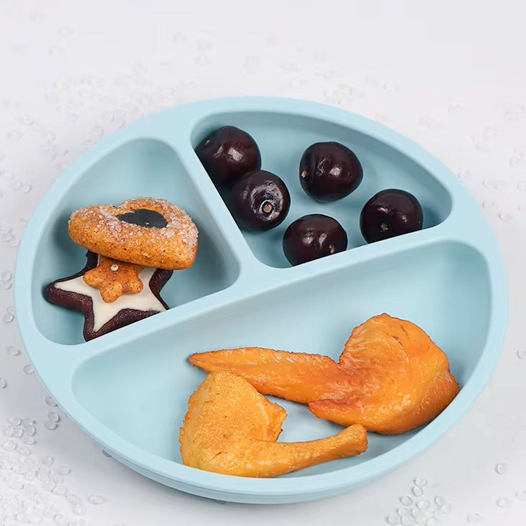 Vajilla 7pz en silicona grado alimenticio, 100% libre de BPA, cubiertos de silicona suave con mango en madera, adhesión a superficie plana, con babero recolector