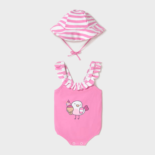 Vestido de baño con gorro protección solar recién nacida, tirantes con volantes, botones a presión en la entrepierna, confeccionado con tejidos suaves y ligeros, tejido con certificación UPF 40+ - Mayoral