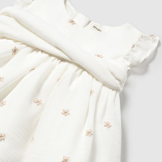 Vestido blanco con cinturón y detalles bordados, flores y detalles del bolero bordado, manga corta, en tela delicada y transpirable, cuenta con cubrepañal - Mayoral