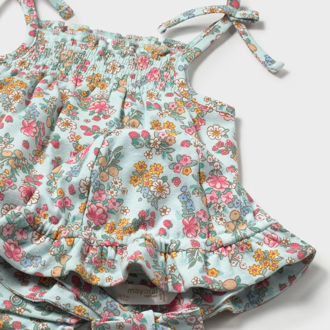 Conjunto vestido y gorro estampado de flores a juego, hecho en material suave y transpirable, ajustable en los hombros y el gorro - Mayoral