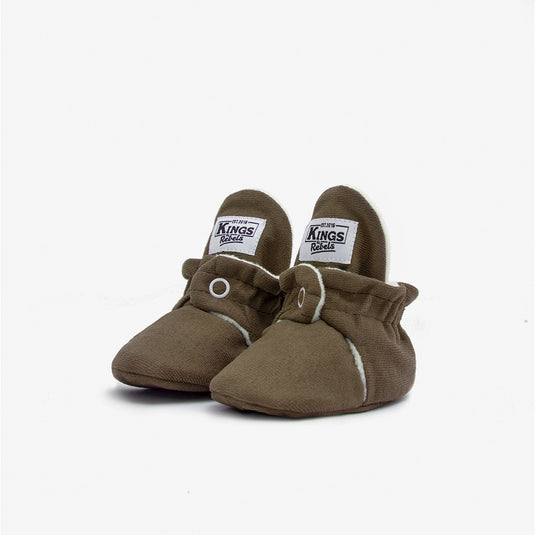 Zapatitos gamuza Cozy World - Edición Limitada, color Chai - Kings & Rebels