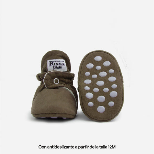 Zapatitos gamuza Cozy World - Edición Limitada, color Chai - Kings & Rebels