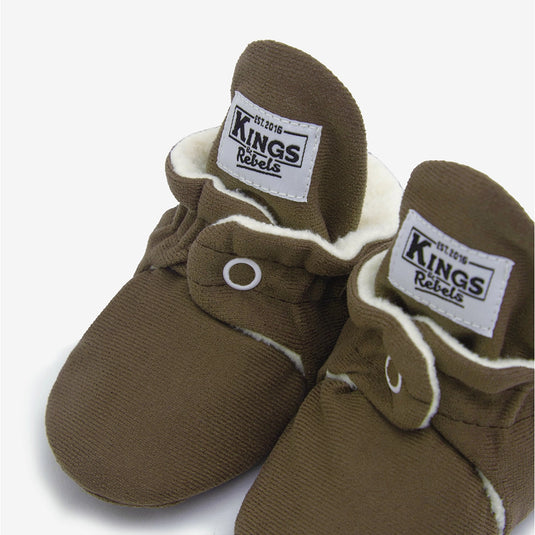 Zapatitos gamuza Cozy World - Edición Limitada, color Chai - Kings & Rebels