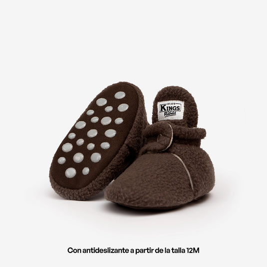 Zapatitos gamuza Cozy World - Edición Limitada, color Chocolate - Kings & Rebels
