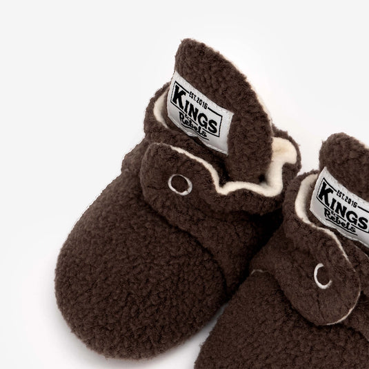 Zapatitos gamuza Cozy World - Edición Limitada, color Chocolate - Kings & Rebels