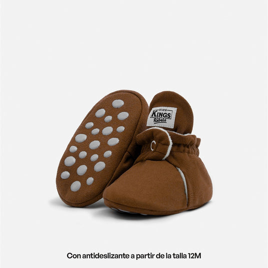 Zapatitos gamuza Cozy World - Edición Limitada, color Cinnamon - Kings & Rebels