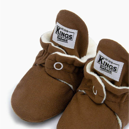 Zapatitos gamuza Cozy World - Edición Limitada, color Cinnamon - Kings & Rebels