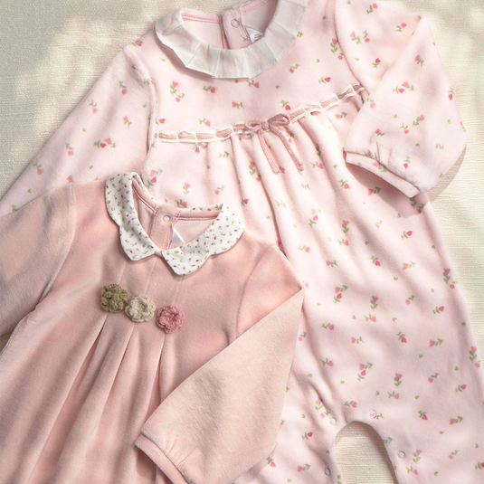 Pijama enteriza afelpada para recién nacida con cuello bordado, color Rosa baby - Mayoral