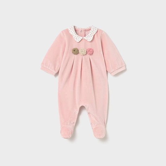 Pijama enteriza afelpada para recién nacida con cuello bordado, color Rosa baby - Mayoral