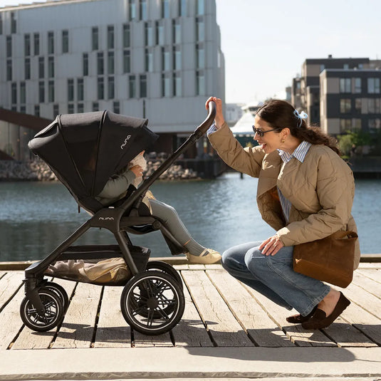 Coche paseador TRIV™ lx convertible en travel system, con asiento reversible, suspensión en todas las ruedas y plegado con una mano, de recién nacido hasta 22 kg - Nuna